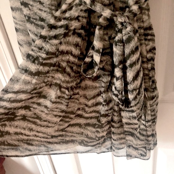 NWOT Express Animal Print Wrap Romper, Long Sleeves, V-Neck, NEVER WORN Size Sm. - Picture 6 of 11